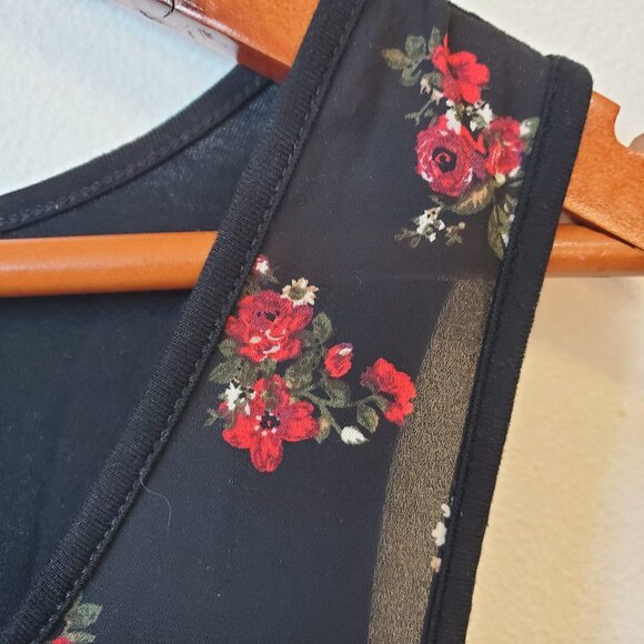 Reitmans Women Black Floral Sleeveless Top with Red White Bloom Size Medium - Picture 4 of 9